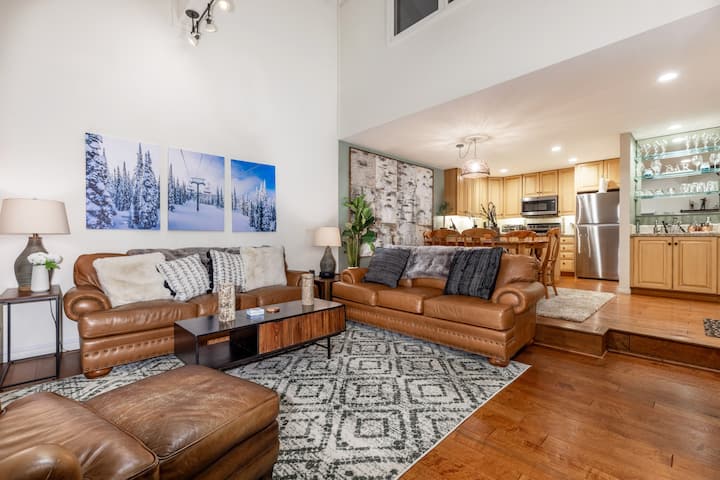 Განიტვირთეთ après-ski მყუდრო მისაღებ ოთახში ტყავის ტახტებით, პლუშის სკამით, კერამიკის ბეღლით და მარცვლის ღუმელით. Ისიამოვნეთ 75 დიუმიანი 4K Roku ტელევიზორით, დინამიკური საუნდბარით, JBL Bluetooth დინამიკით, პლუს სამაგიდო თამაშებით და თავსატეხებით იდეალური მთის ღამისთვის.