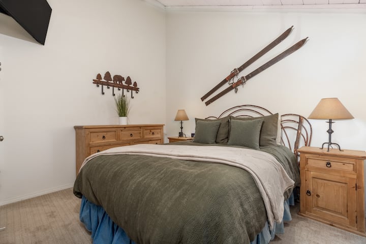 Მეორე საძინებელში არის Sterns & Foster Queen-ის ბალიშის ზედა საწოლი პრემიუმ-კლასის თეთრეულით, Samsung 43" 4K სმარტ-ტელევიზორი Roku ‑ სთან ერთად, ტუმბოები ლამპებით, 7 ‑ უჯრიანი კომოდი და 9 ‑ დან 1 ‑ მდე დამტენი სადგური თქვენი მოწყობილობებისთვის.