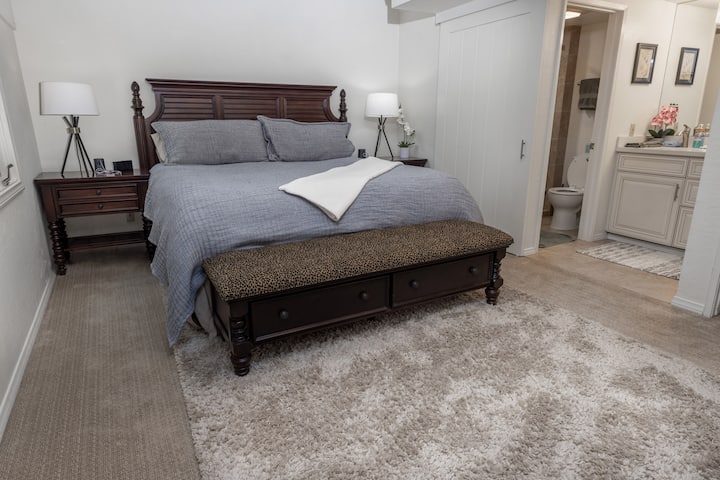 Დაიძინეთ ლუქს-კლასის ულტრათანამედროვე 1000-თეთრიანი ეგვიპტური ბამბის ზეწრებზე, რომელსაც ქვემოთ პლედი და ჩალიჩიანი საბანი აქვს. Დაისვენეთ 65 დიუმიანი 4K Roku ტელევიზორით, ტუმბოებით, კომოდით, სათავსო სკამით, ტენიანობითა და 9 ‑ დან 1 ‑ მდე დამტენი სადგურით სრული კომფორტისთვის.