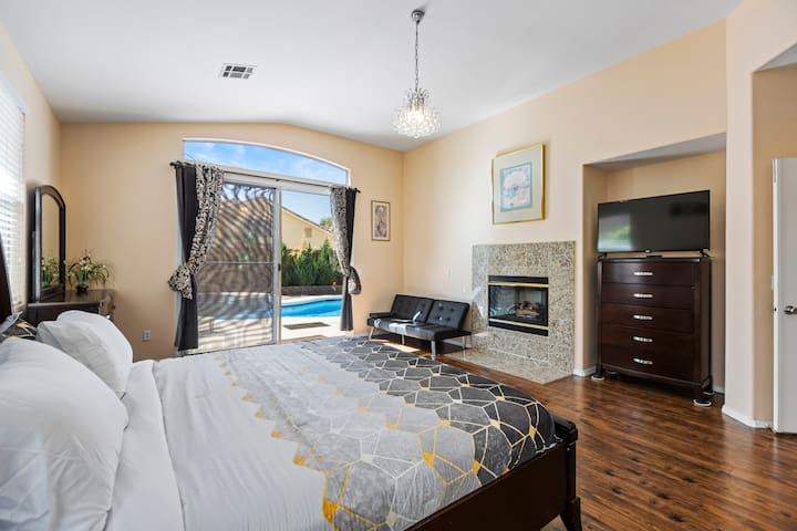 3 bd 3 bath 1 king 2 queen 3 sofas pool SPA garage