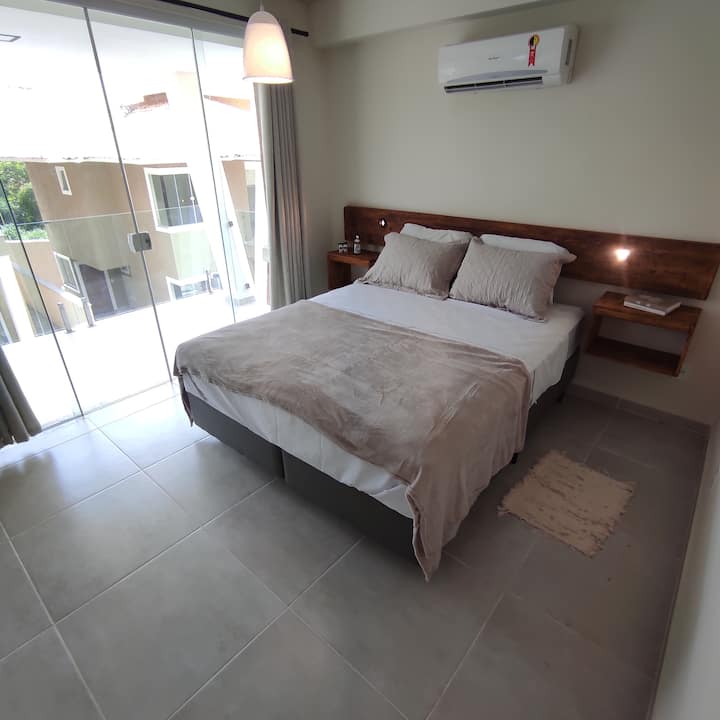 C'est la chambre principale. Dans toutes les chambres, il y a des lits et des matelas neufs et de haute qualité.
Vous disposez d'un balcon que vous pouvez voir sur les photos plus loin, de la climatisation et d'un grand dressing, avec de l'espace pour travailler si vous en avez besoin.