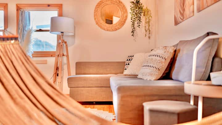 Жилищно пространство, където да се отпуснете на хамак или разтегателен диван.