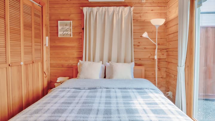 Насладете се на комфортен сън в двойно легло Симънс.