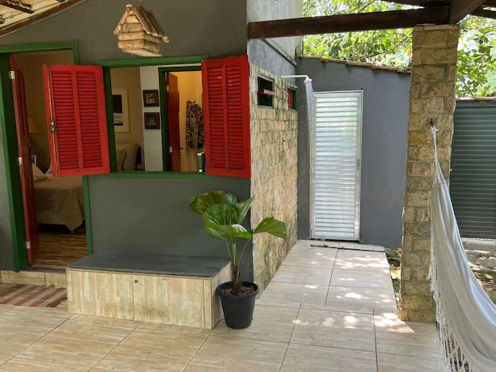 Балкон на планинска куќа со надворешен туш