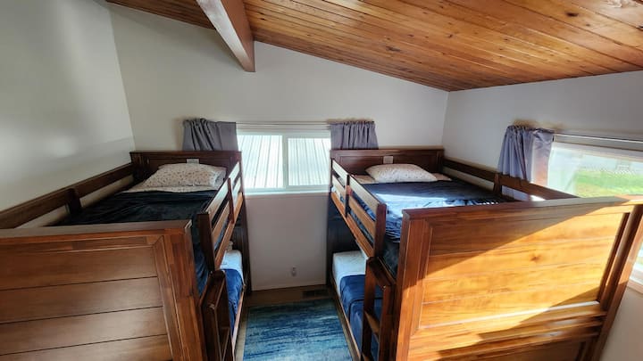 2 súpravy poschodových postelí: twin over twin, a full over full. Maximálna kapacita poschodovej postele 1 osoba na lôžko (maximálna hmotnosť 250 lb)