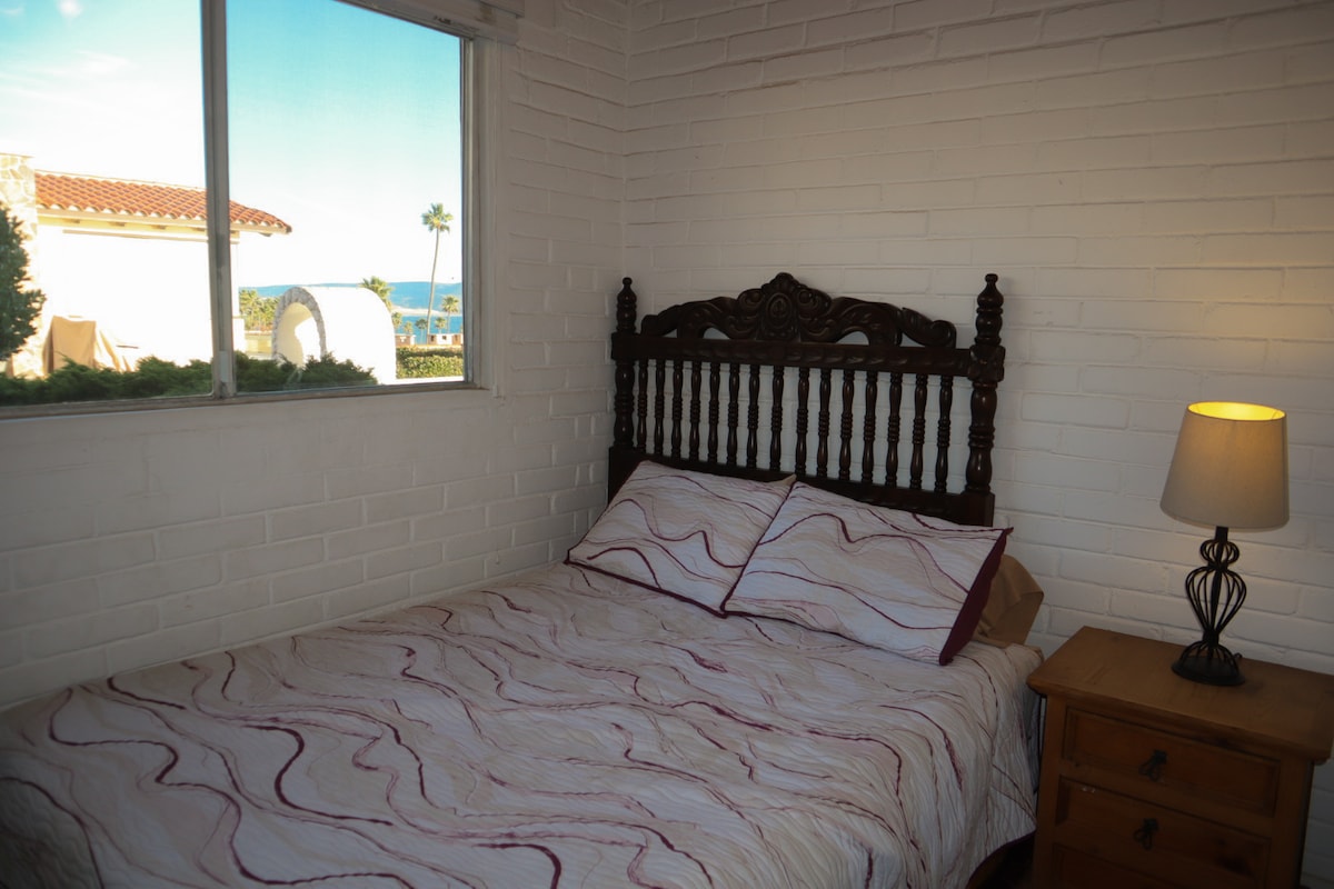 חדר שינה לאורחים עם מיטה זוגית.