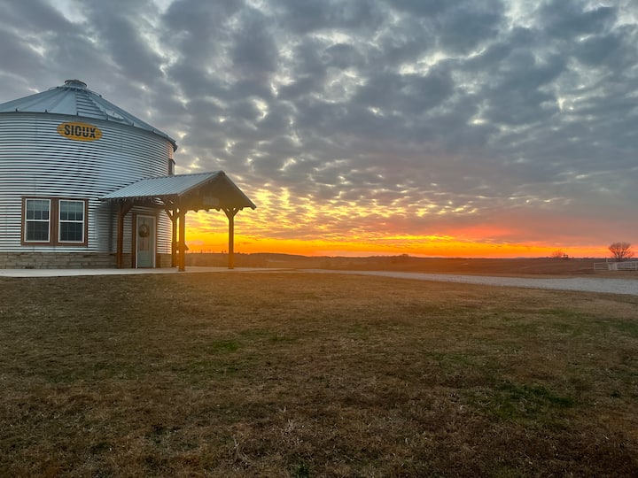 Harvest Hill Silo- Route 66 Home w/ Fishing Pond - Barns for Rent