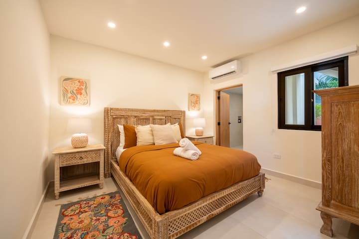 Chambre principale avec un grand lit et des textiles doux pour un repos réparateur. 
Il dispose d'un placard, de la climatisation et d'une salle de bain privée