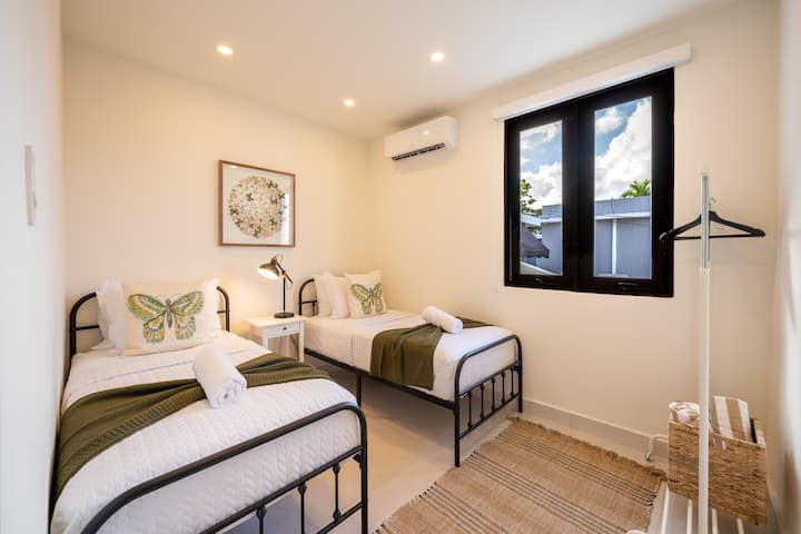 Chambre avec deux lits simples, idéale pour les groupes ou les familles.