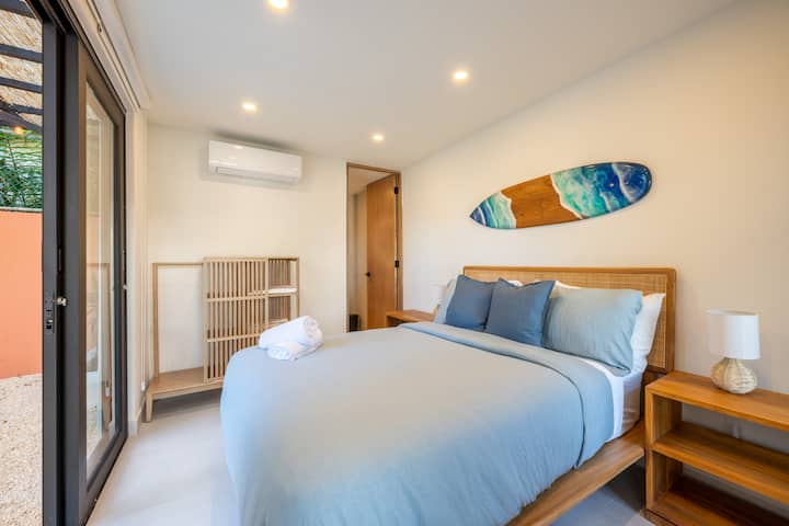 Chambre dans la maison d'hôtes, idéale pour se reposer dans une ambiance chaleureuse et relaxante.
Avec climatisation et salle de bain privée