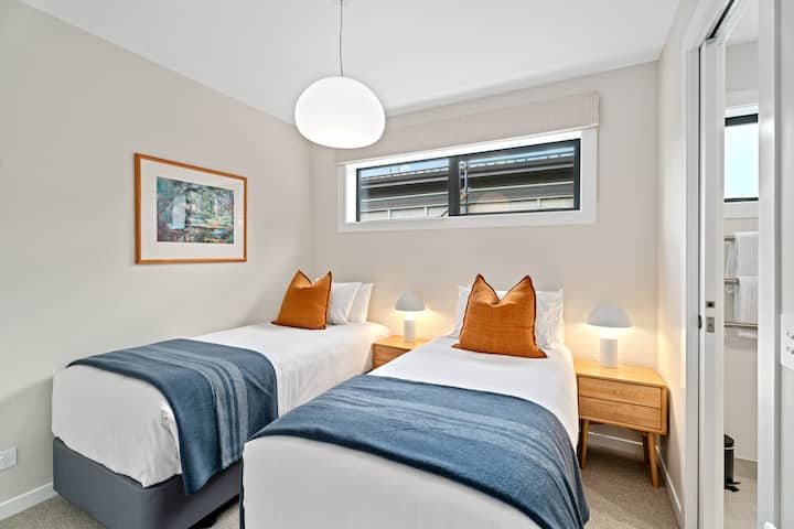 Dhoma e dytë e gjumit ka dy krevate tek. Të dyja dhomat e gjumit kanë suitat e tyre luksoze.