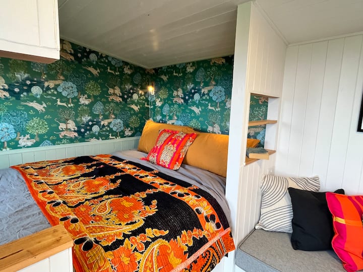 Super útulný kútik s manželskou posteľou King v Spojenom kráľovstve, mäkkou pohodlnou posteľnou bielizňou a bohatou tapetou