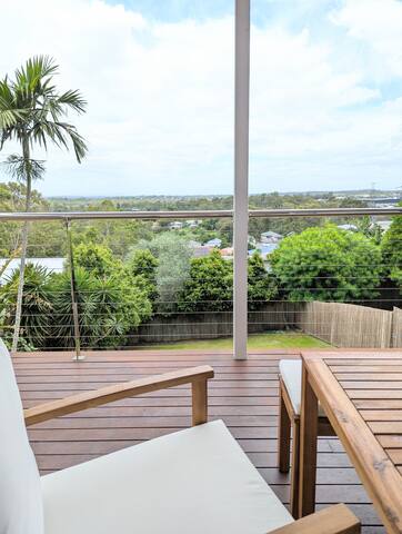 Oxley Views Large Home (close to train & buses)