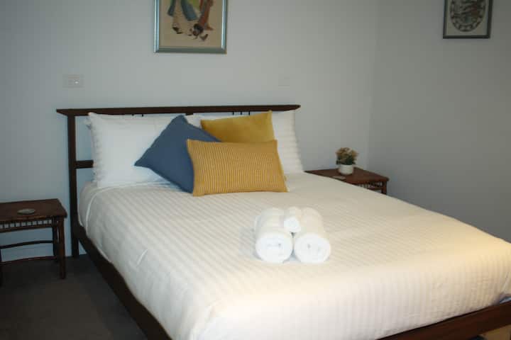 Საწოლი 152 × 203 სმ მე-2 საძინებელში