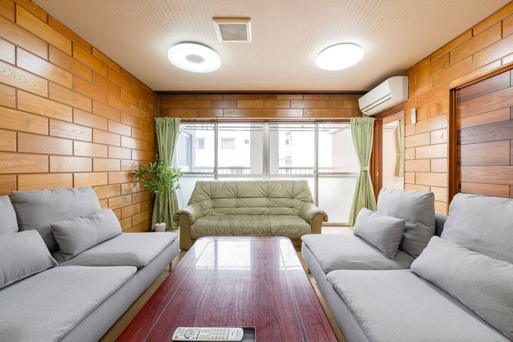 浅草駅から徒歩圏内｜スカイツリーを望む広々140㎡｜最大13名宿泊｜贅沢空間で特別なひと時を！ gallery image 2