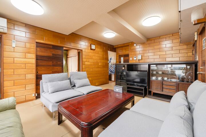 浅草駅から徒歩圏内｜スカイツリーを望む広々140㎡｜最大13名宿泊｜贅沢空間で特別なひと時を！ gallery image 4