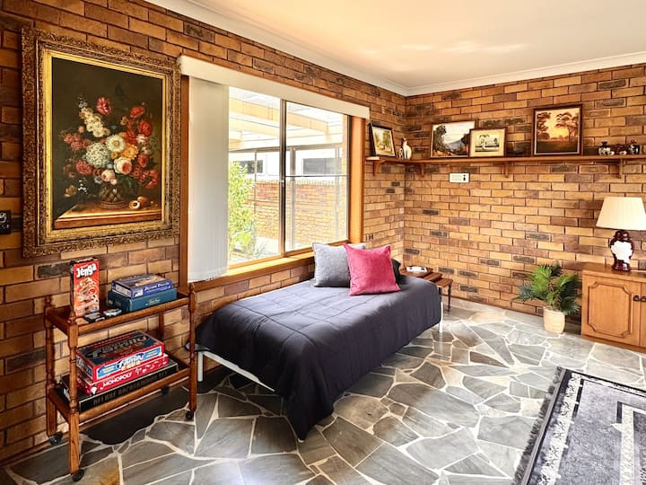 Veľa stolových hier, aby sa všetci zabavili! Samostatná posteľ v retro salóniku môže byť na požiadanie premenená na jednolôžko.
