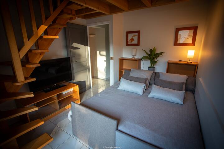 Vista de la parte inferior de la habitación 1 con la cama nido desplegada como cama doble de 160 x 190