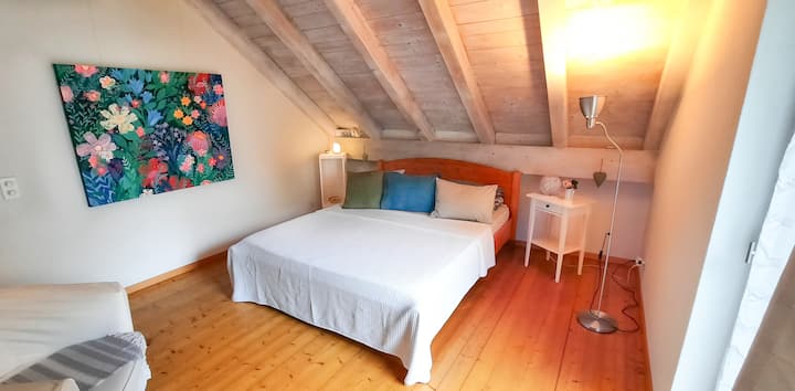 ห้องนอนที่อบอุ่นพร้อมวิวของ Lago di Vogorno และ Val Verzasca ที่สวยงามอย่างป่าเถื่อน
รูป: Aldo Wicki)