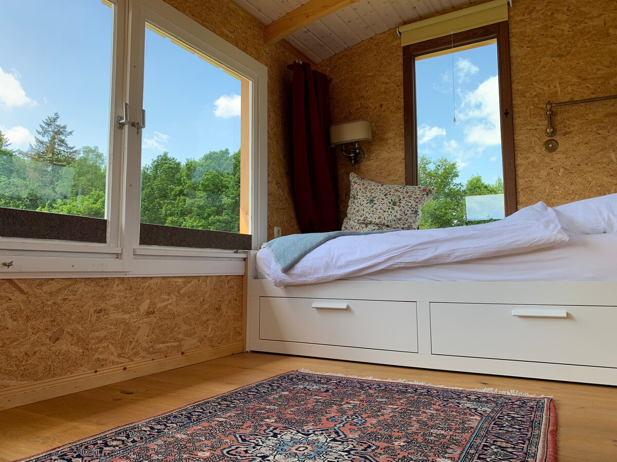 Das ist euer Bett. Schlaft gut*