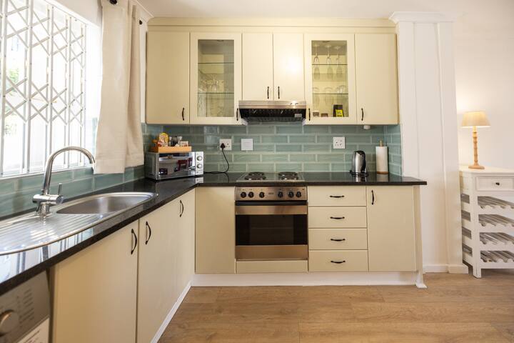 Quiet & Spacious Home in the Heart of Cape Town gallery image 4