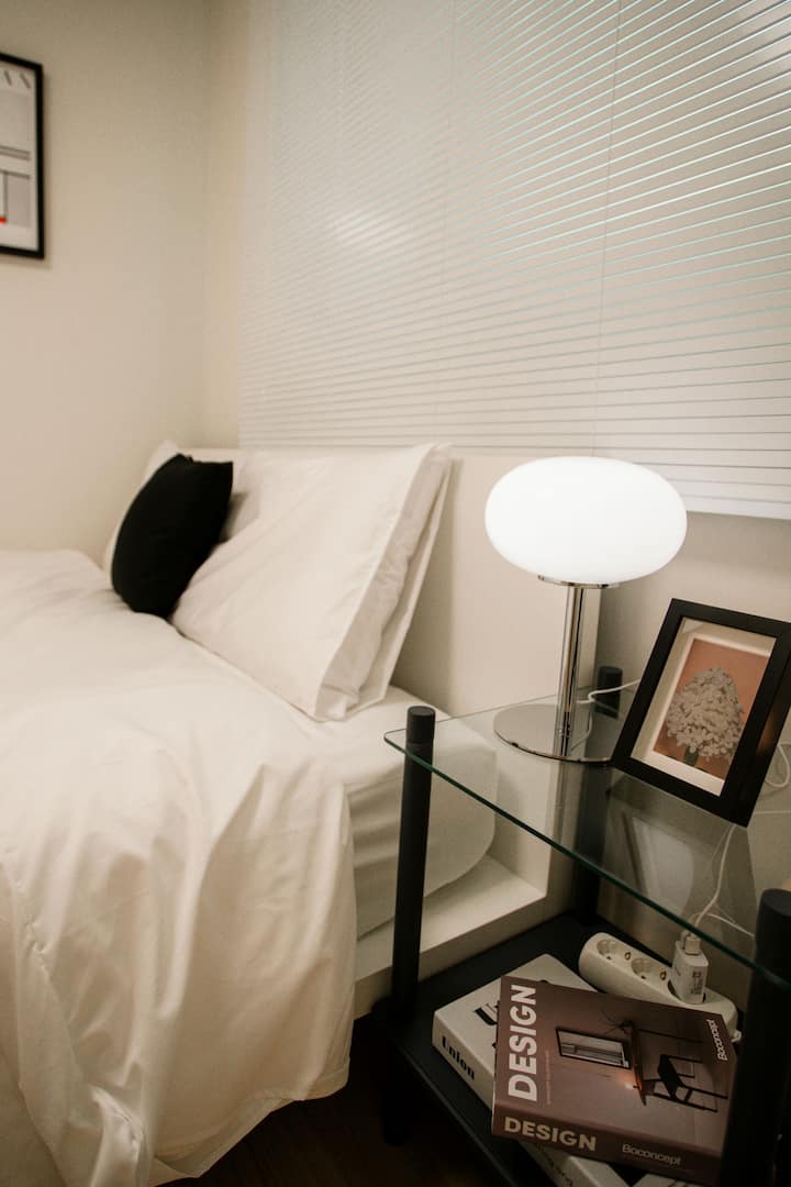 Se basa en tonos blancos, pero agregué puntos negros, así que he preparado un ambiente limpio y elegante ^ ^ 
Agrega una sensación acogedora con una sensibilidad elegante, ¡así que espero que puedas aliviar la fatiga de tus huéspedes y descansar! ^ ^