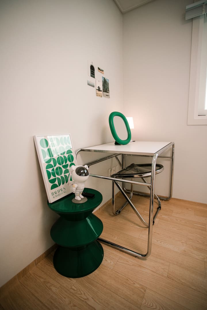 ¡Esta habitación tiene un tono verde, por lo que tiene un ambiente minimalista pero emocional! ^ ^ 
¡Lo preparamos con la esperanza de que puedas descansar cómodamente en una habitación limpia y acogedora! ^ ^