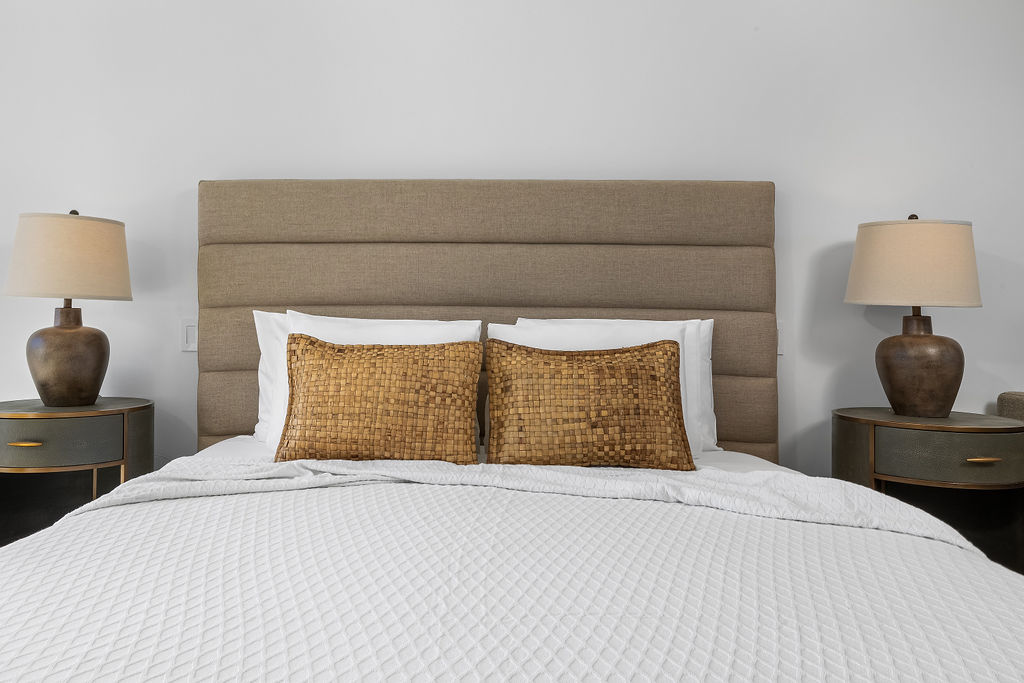 Zhytu në tokën e ëndrrave në shenjtëroren tonë të qetë të gjumit. Krevati prej pelushi, jastëkët e butë dhe shtrojat e freskëta krijojnë mjedisin e përsosur për një natë të qetë gjumi.