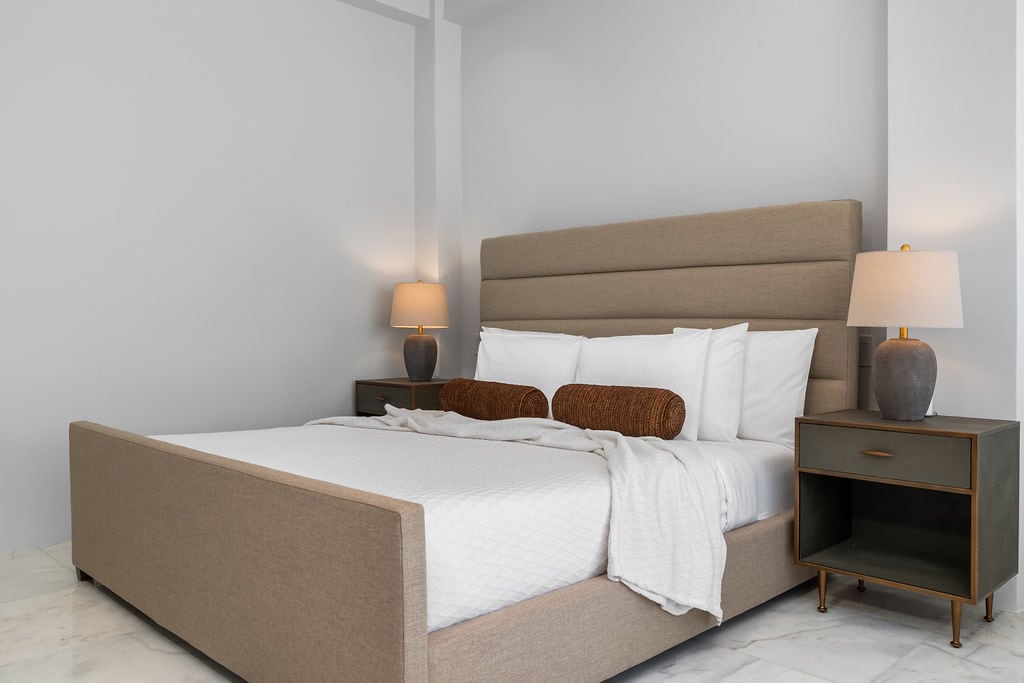 Përjeto qetësinë në maksimum në parajsën tonë të qetë. Krevati prej pelushi, jastëkët e butë dhe atmosfera e qetë krijojnë mjedisin e përsosur për një gjumë të qetë gjatë natës.