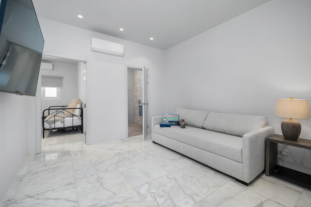 Divani i rehatshëm, jastëkët e butë dhe atmosfera e qetë ofrojnë ambientin e përsosur për relaksim dhe përtëritje.