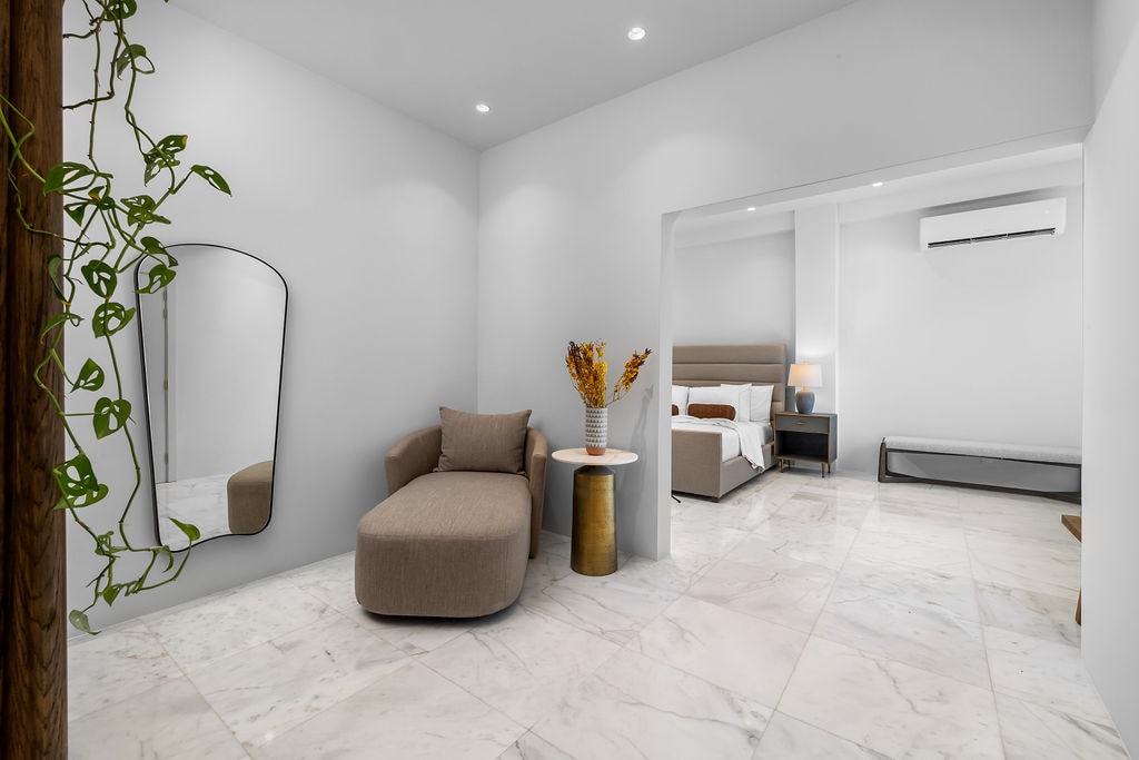 Dhoma kryesore e gjumit 2Dhoma e gjumit e gjithanshme ofron kombinimin e përsosur të rehatisë dhe funksionalitetit. Divani i rehatshëm ofron një hapësirë të rehatshme për t 'u çlodhur, për të lexuar ose për të parë televizor.