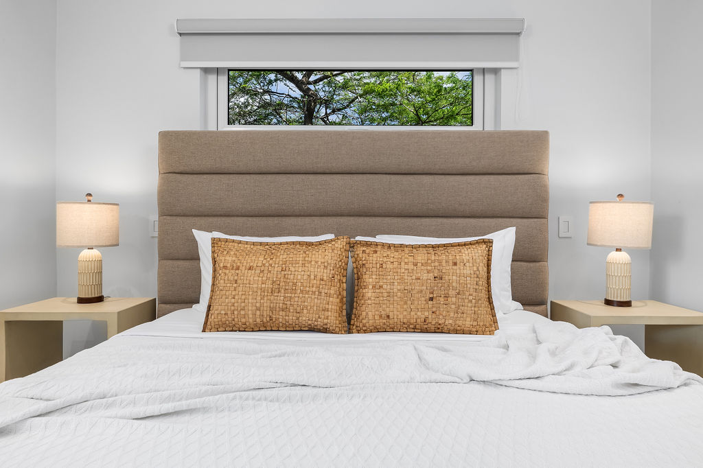 Përjeto qetësinë në maksimum në parajsën tonë të qetë. Krevati prej pelushi, jastëkët e butë dhe atmosfera e qetë krijojnë mjedisin e përsosur për një gjumë të qetë gjatë natës.