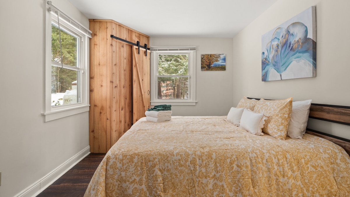 Master Bedroom with King Bed
Unwind in the king-sized bed with a plush mattress and pillows. The barn-style closet, attached bath, and cozy touches make this your perfect sanctuary. ️✨”
