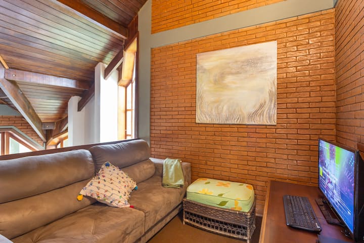 Bekvämt TV-rum, med Chromecast för att ansluta mobiltelefonen. DVD-apparater, filmer och barnritningar finns. 