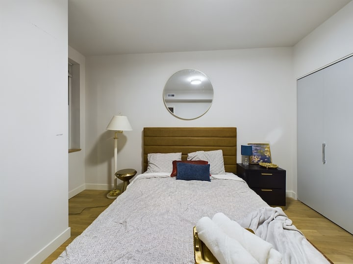 Imagjino netët e rehatshme duke ndarë histori në këtë dhomë, të qeshura që mbushin ajrin ndërsa shtrihesh në krevatin dopio "queen". Ndoshta ke zbuluar një ëndërr në tavolinë ose ke planifikuar aventurat e së nesërmes. Këtu marrin jetë gjumi i qetë dhe kujtimet e çmuara