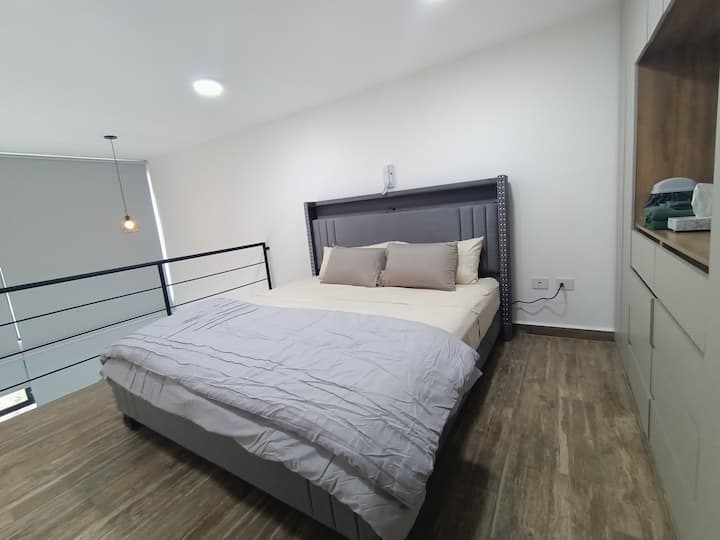 Krevat modern, me kontakte prizë dhe kokë USB. 