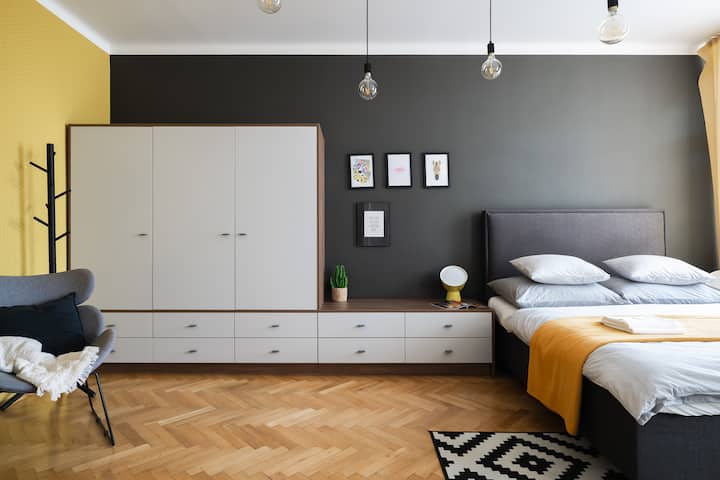 غرفة نوم 2 بسرير مزدوج وخزانة ملابس. 