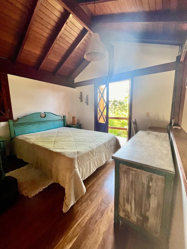 Súite principal con baño y balcón. Calefator para los días fríos. Disfraz para ropa, silencio criado con pantallas de lámparas y escritorio para el trabajo