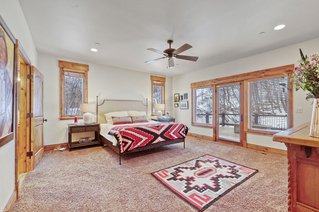 חדר שינה ראשי עם דלת יציאה למרפסת.