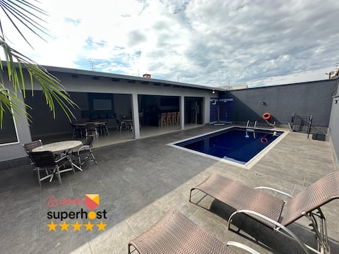 4 Suites | Downtown 5 min away | Private Pool and Field