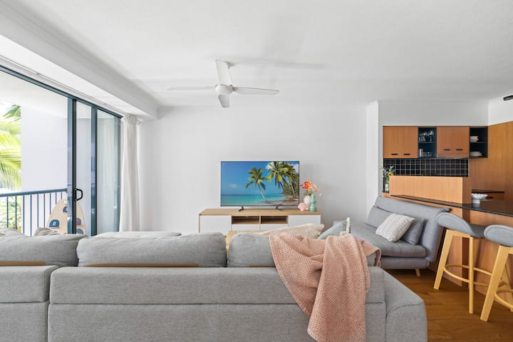 Televisión grande disponible para su uso, así como un gran sofá en forma de L y un sofá cama doble (adecuado para un adulto o dos niños pequeños). 