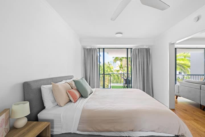 Cama tamaño queen, ropa de cama incluida. Dormitorio de planta abierta con bata y acceso al balcón. 