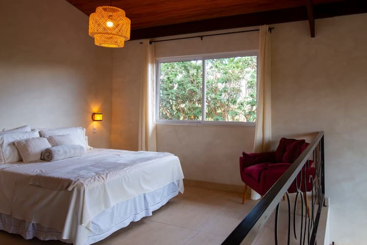 Quarto superior espaçoso e uma poltrona super confortável!