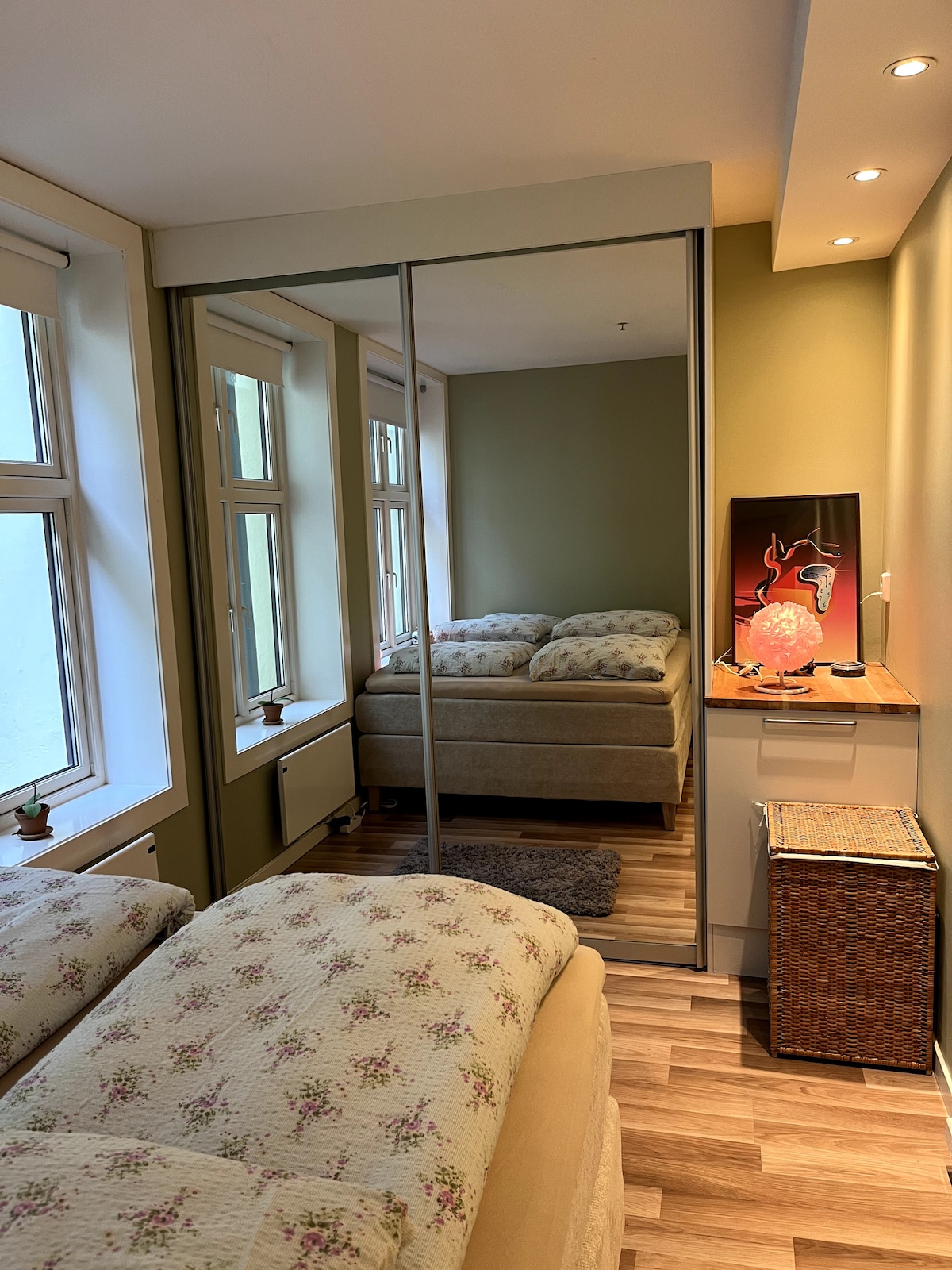 Dormitorio con cama tamaño queen de lujo y armario grande