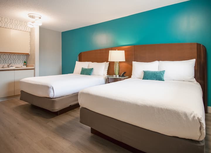 Tide’s Coastal Haven – Two Queens With Kitchenette - Parksville