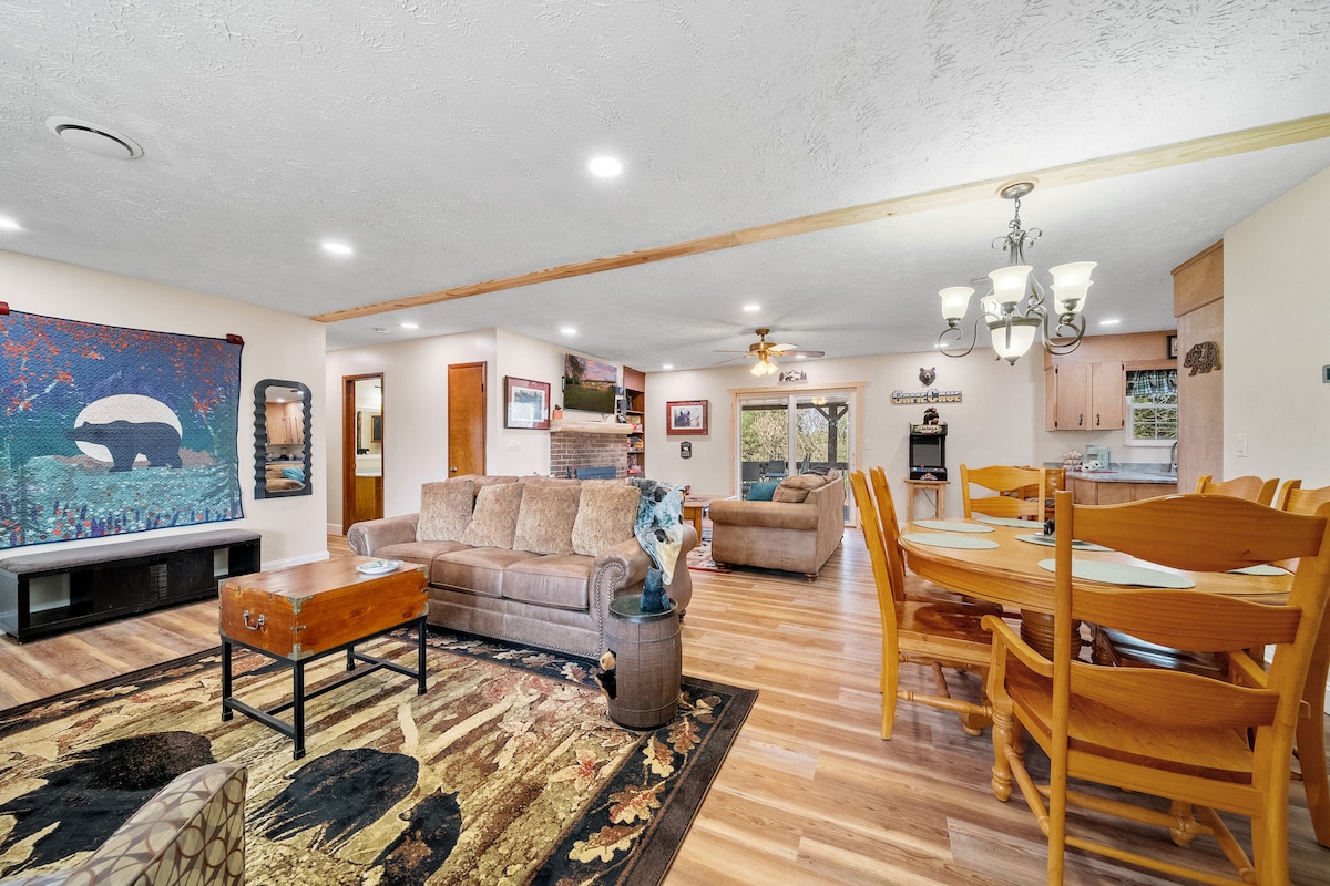 Top performing Airbnb: Smoky Mtns Black Bear Haven - King Bed suite in Sevierville