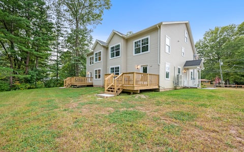 Ideal Family Stay | Sleeps 20 in Bloomfield, CT