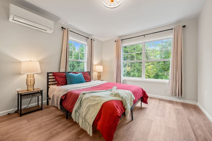 спалня с прозорци и естествена светлина