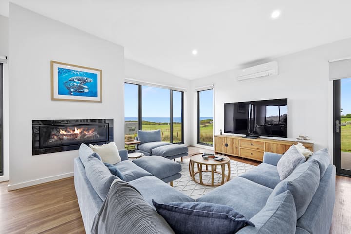 Luxury 4 br house with sea views