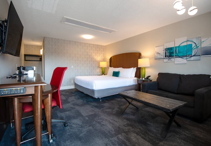Tide’s Retreat - King Room - Parksville